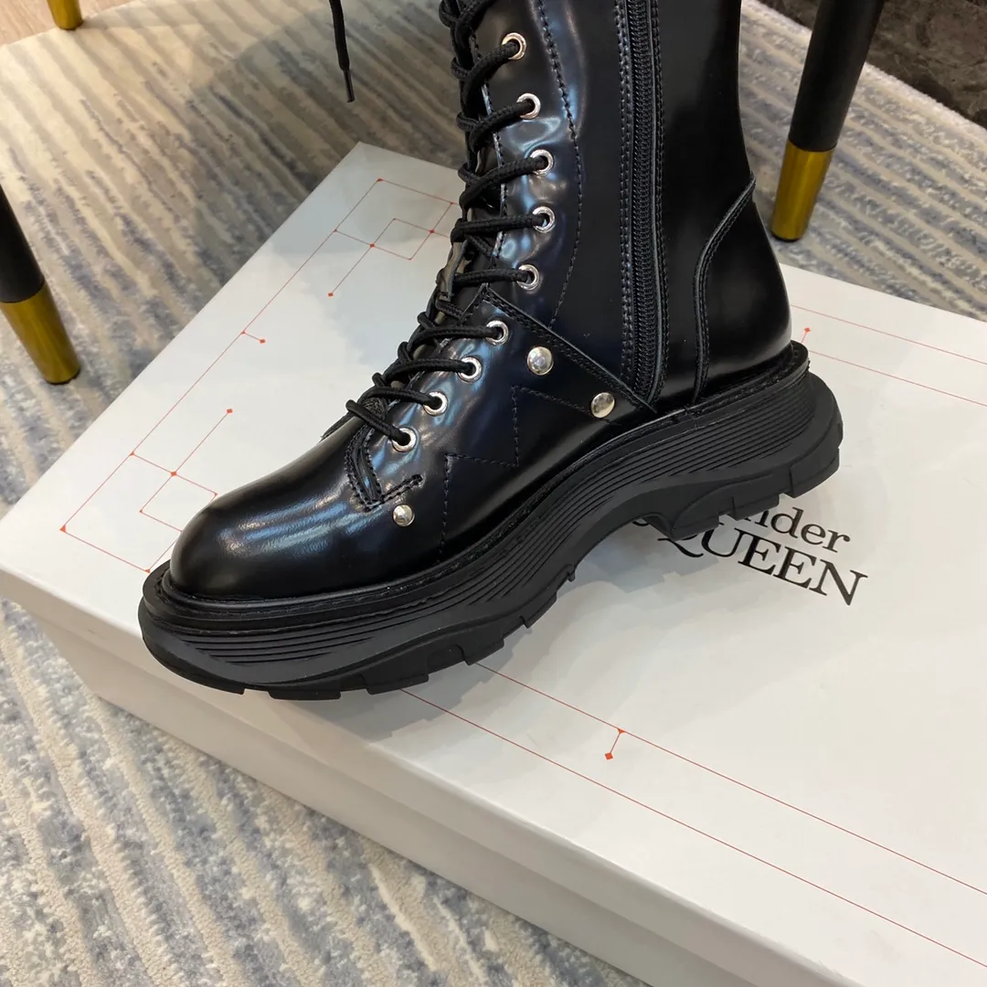 👟👟Ex-factory price 760👟👟MCQ McQueen boots ▪️The latest new color series of Alexander McQu**▪️2020s counter ────────────────This can completely replace its previous popular white shoe series 🎉 It is not picky about the foot shape at all, and it looks great on the foot ▪️Upper: exclusive custom-made original open-edge beaded cowhide ▪️ Inside: original customized sheepskin ➕ genuine leather welt ▪️Exclusive molded original outsole Anti-slip T👟👟Factory price U outsole Size 35-39 [40 can be customized and non-returnable]
